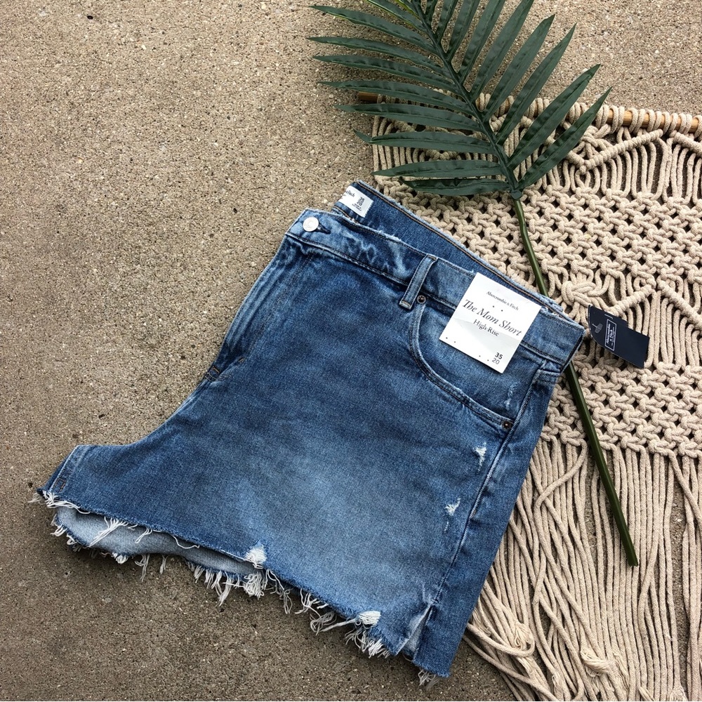 New Abercrombie & Fitch Mom Jean Shorts Size 35 / 20 Distressed High Rise
